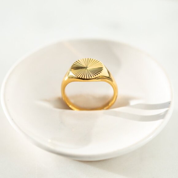 Ring Sunburst GORGEOUS WATERPROOF Ring Signet Ring Gold Ring Gift for her - Picture 3 of 8